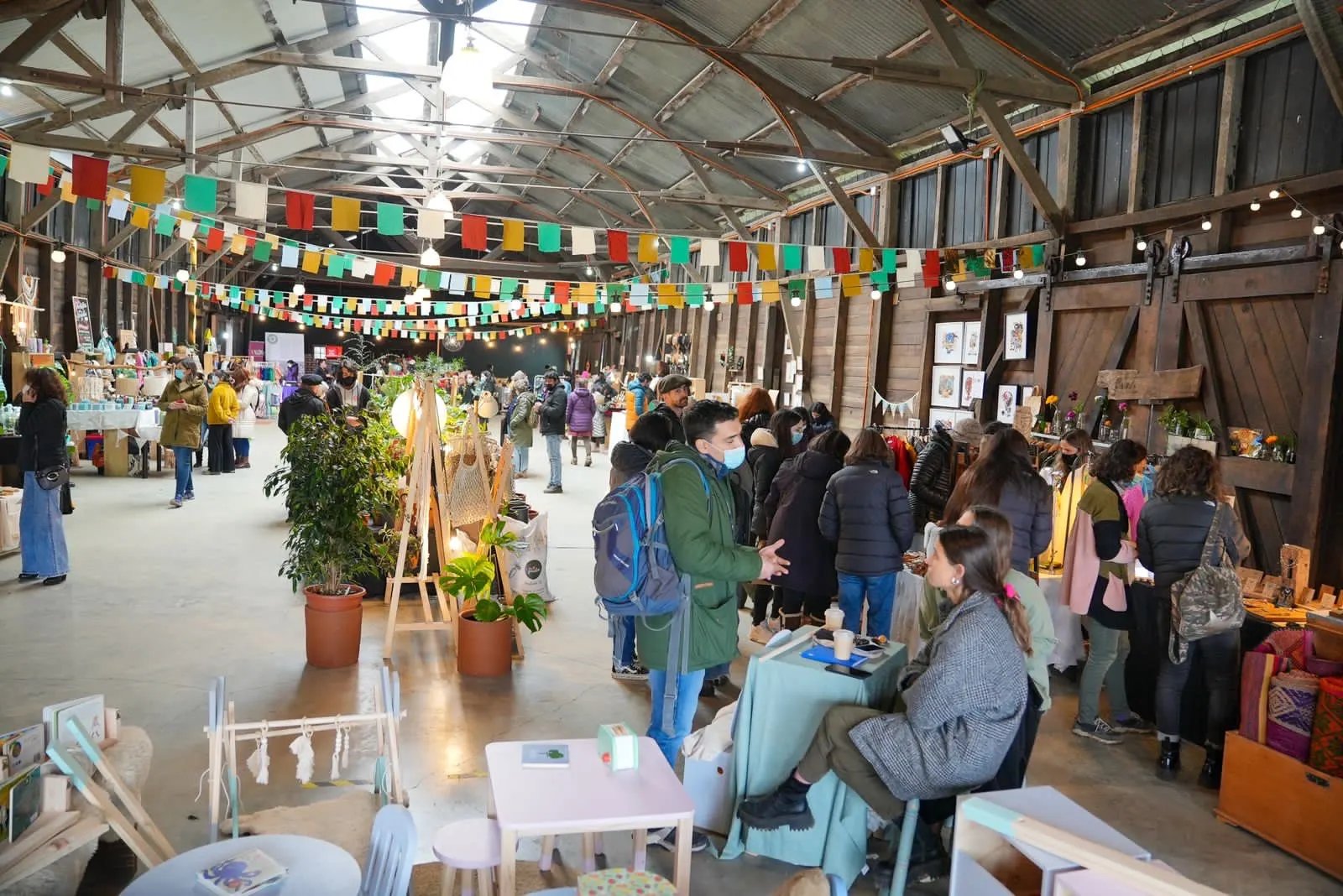 Puestos de diseño, plantas y artesanía en El Mercadito del Galpón Estación