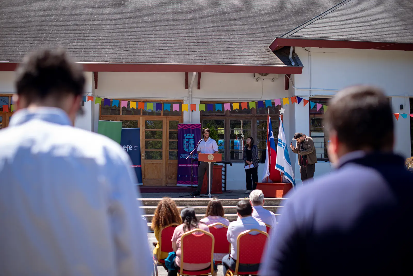 Discurso en la reinauguración del edificio de la estación, visto entre el público