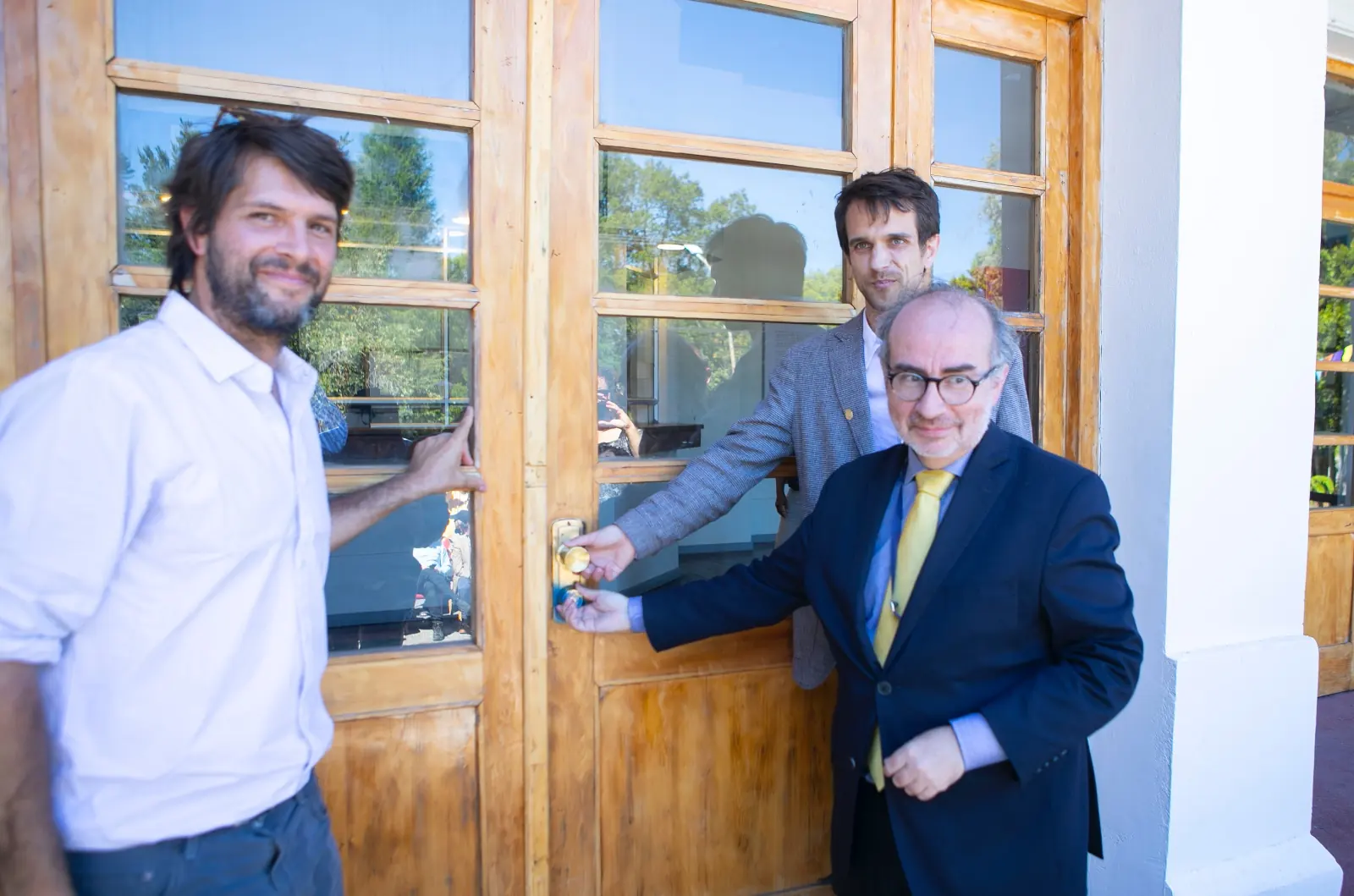 Autoridades abren la puerta de madera restaurada de la estación en la reinauguración de 2024
