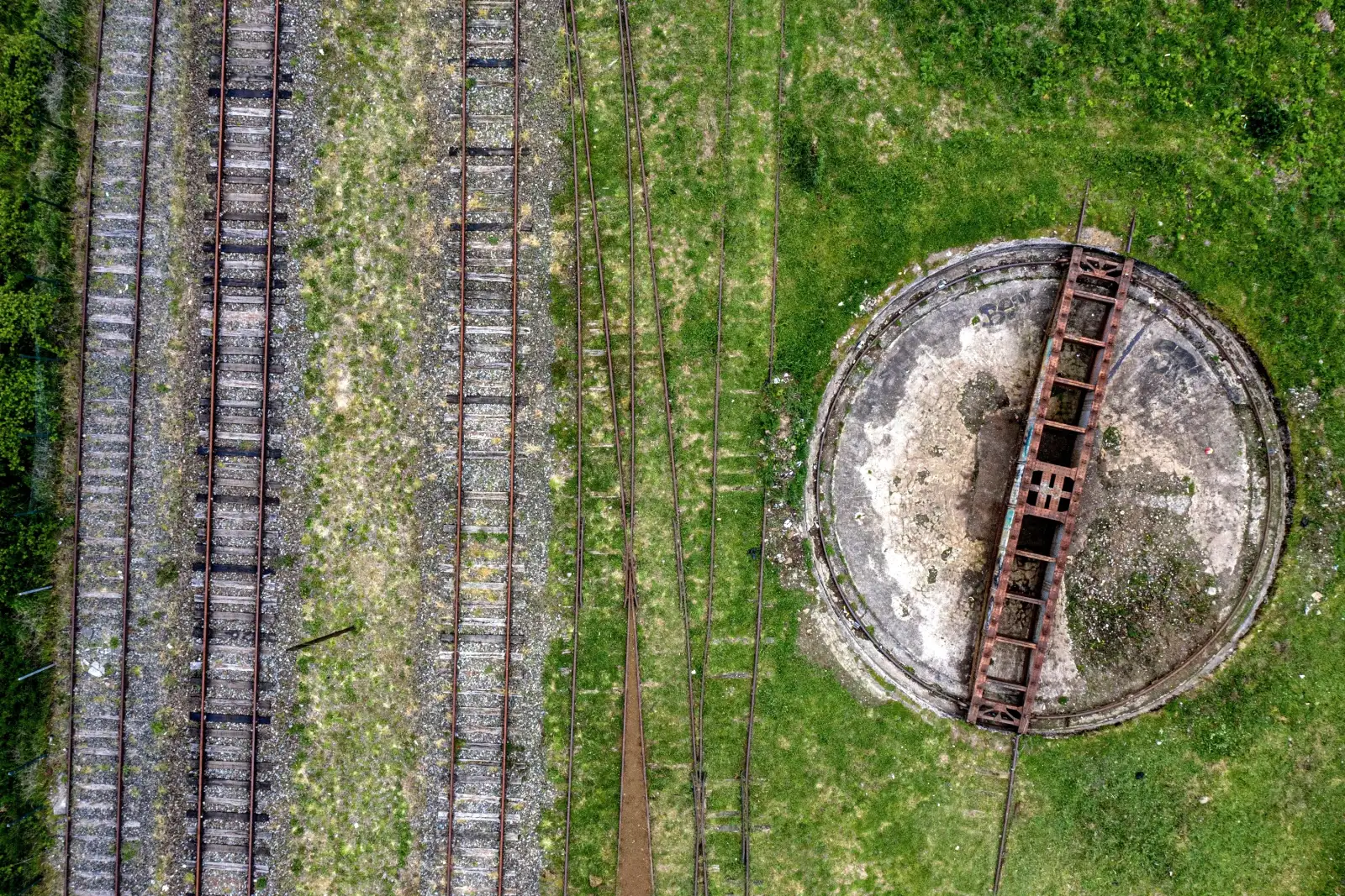 Vista aérea de la tornamesa y las vías del recinto ferroviario
