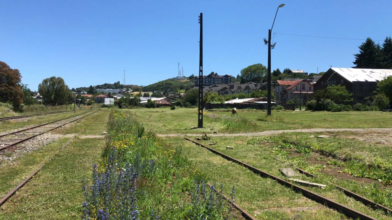 El corredor entre los rieles, con la ciudad al fondo