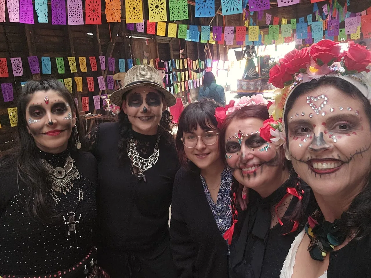 Grupo de mujeres con maquillaje de catrina en el Día de Muertos