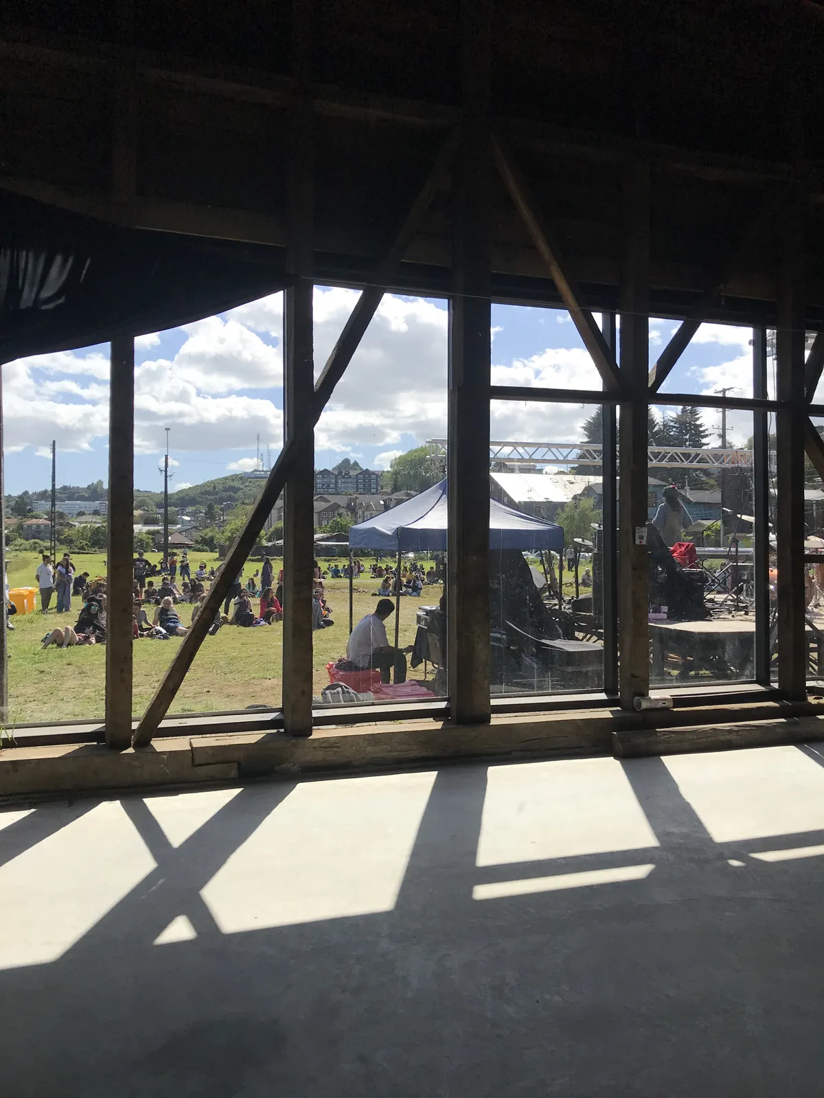 Público en el pasto visto desde el interior del galpón