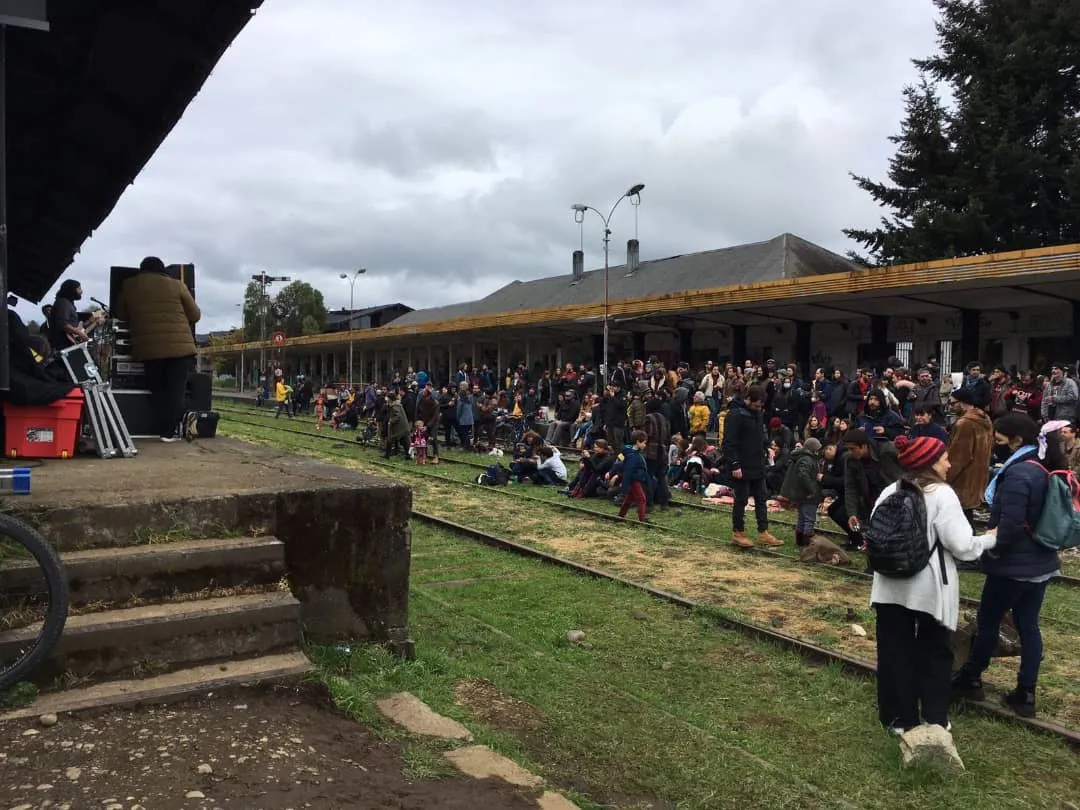 Público reunido en el andén durante un concierto al aire libre