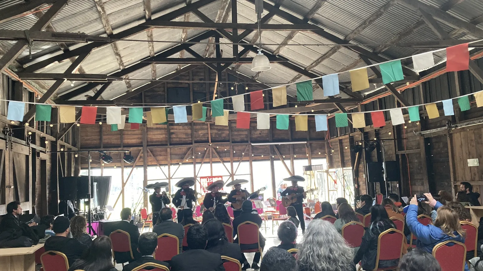 Mariachi tocando en el Galpón Estación frente al público sentado