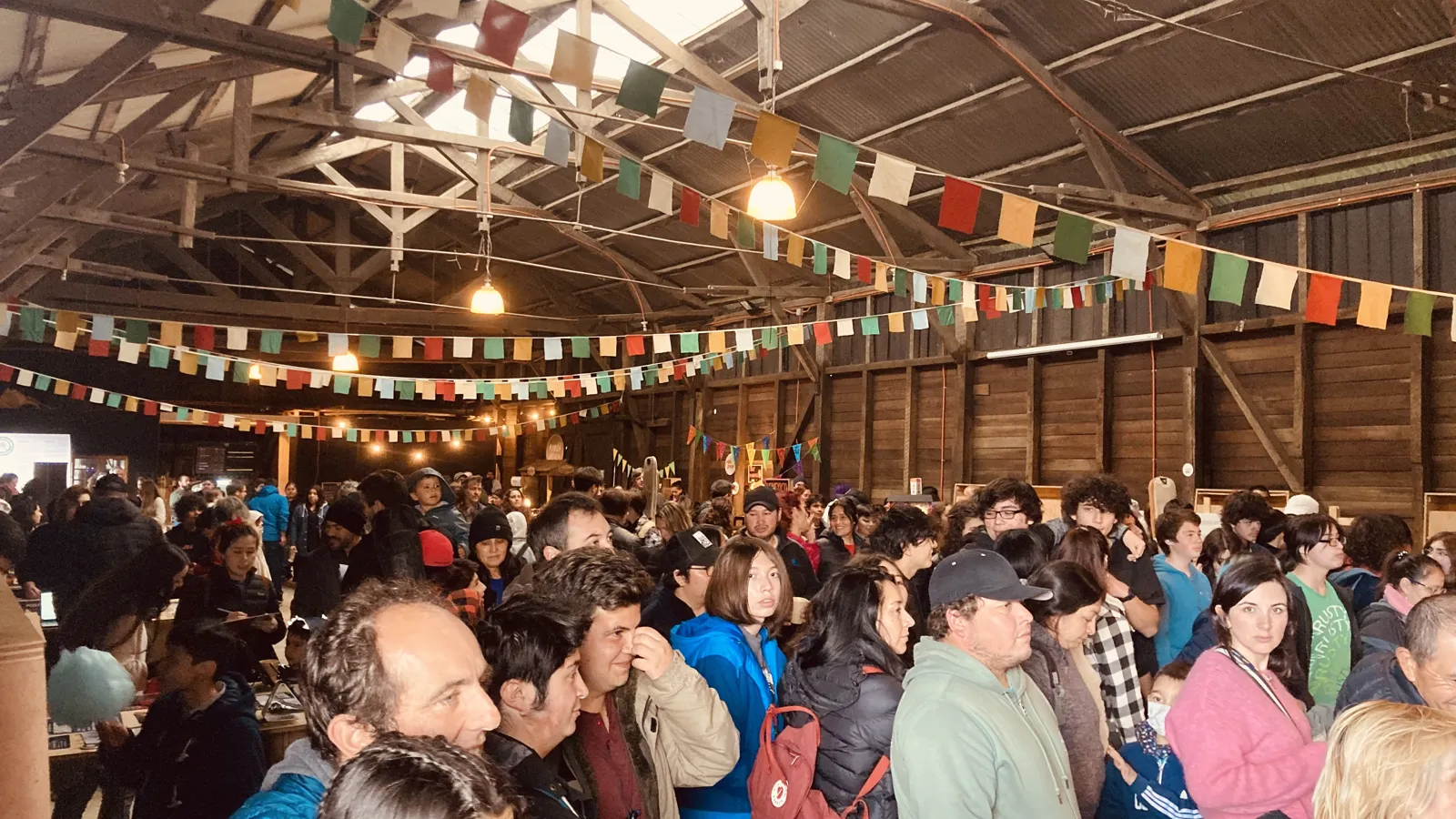Galpón lleno durante el Festival Escolar de Música en el Parque