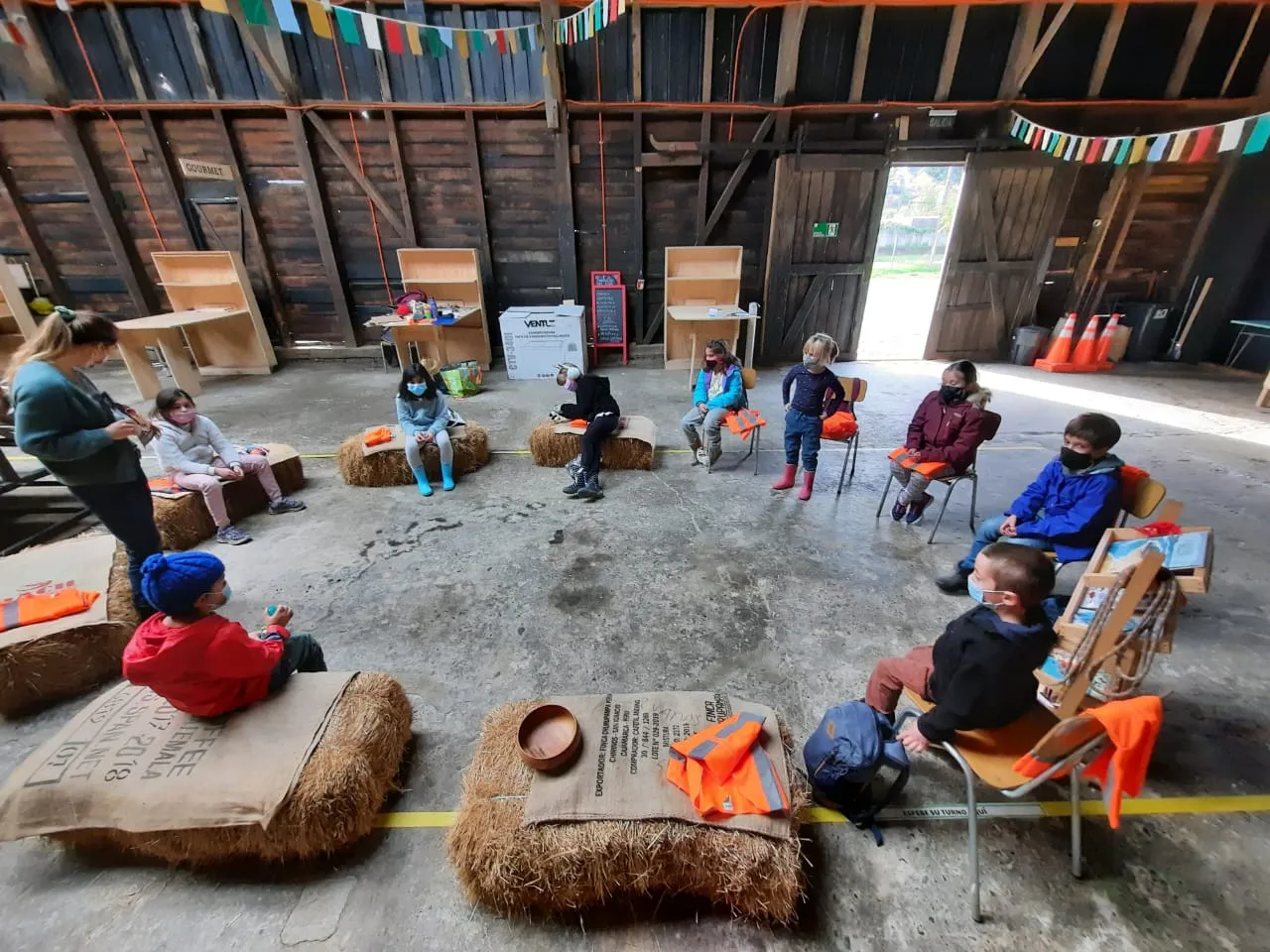 Taller infantil en ronda dentro del galpón
